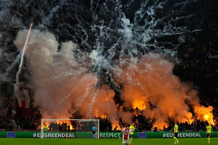 Feuerwerk - © Foto: Peter Dejong/AP/dpa