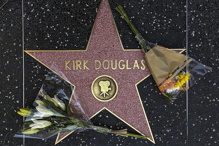 Kirk Douglas - &copy; Foto: Damian Dovarganes/AP/dpa