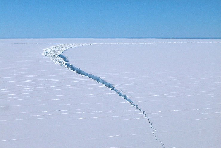 Eisberg bricht in Antarktis vom ewigen Eis ab - © Foto: Richard Coleman/RICHARD COLEMAN/AAP/dpa