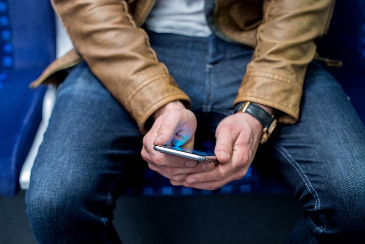 Smartphone-Nutzung in der Bahn - &copy; Foto: picture alliance / Hauke-Christian Dittrich/dpa