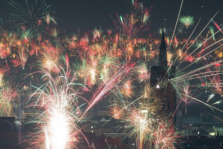 Feuerwerk in Hannover - © Foto: Julian Stratenschulte/dpa