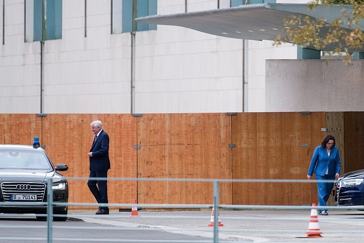 Krisenrunde im Kanzleramt - © Foto: Bernd von Jutrczenka