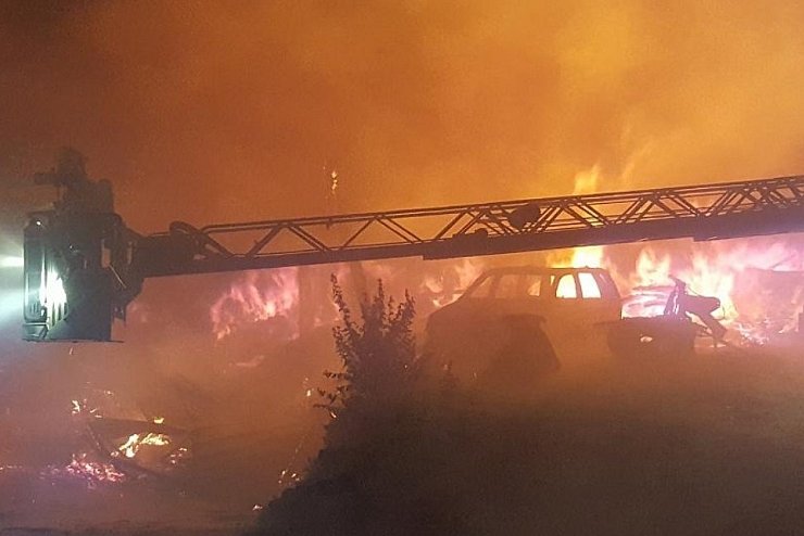 Ein Gro&szlig;brand in B&ouml;dexen hielt die Feuerwehr in der Nacht in Atem. - &copy; Thomas Kube