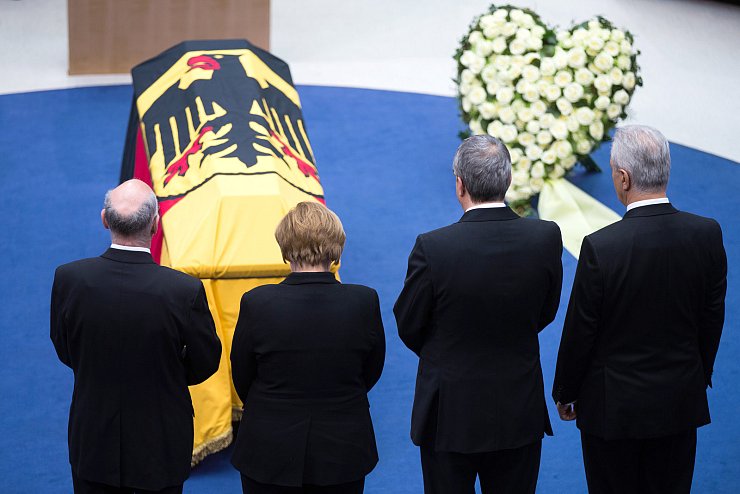 Kanzlerin verneigt sich - &copy; Foto: Ina Fassbender