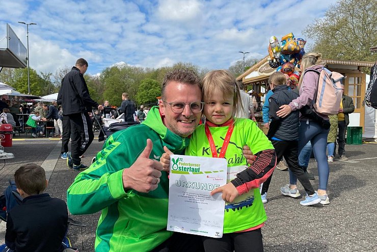 Christian Pittig und Tochter Malia aus Dahl haben am Bambini-Lauf teilgenommen. Beide starteten in der Bärengruppe der Kita Dahl. „Ich war schneller als Papa“, stellte die kleine Läuferin stolz fest. Neben der Urkunde war das Karussell und ein Eis der Hauptgewinn. - © Anja Ebner