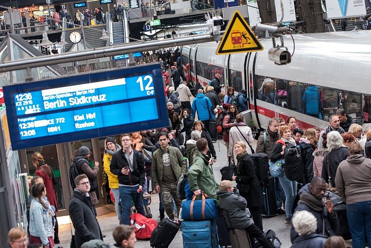 Bahnhof - &copy; Foto: Daniel Bockwoldt/dpa/Archivbild