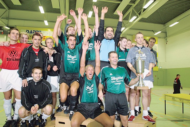 2004: Bei der Premiere feiert der TuS L&uuml;denhausen, unter anderem mit Alexander Binder als bestem Spieler und Kai Gr&ouml;chtenmeier als bestem Endrunden-Torsch&uuml;tzen (5 Treffer). Spielertrainer ist Christian Arnold, den Cup erh&auml;lt Kapit&auml;n Christian Schmidt. 3:0 siegt der TuS im Finale in der Augustdorfer Witex-Halle gegen TSV Oerlinghausen durch Treffer von Kai Gr&ouml;chtenmeier (2) und Alexander Binder. Rang drei geht an den TuS Horn-Bad Meinberg. - &copy; LZ-Archiv