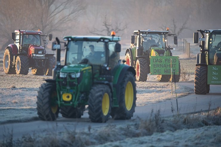 Landwirte auf dem Weg nach Stuttgart - © Foto: Sebastian Gollnow/dpa