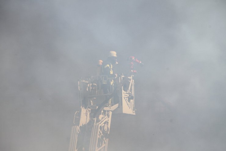 Großbrand: Auf einem landwirtschaftlichen Gut in Bredenborn ist ein Feuer ausgebrochen. - © Madita Schellenberg