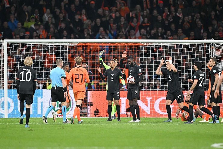 - &copy; Federico Gambarini/dpa