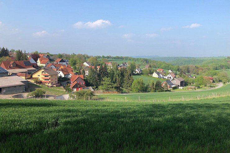 In der Talmulde: Von der Straße aus hat man einen perfekten Blick auf das kleine Dörfchen Kleinenberg. - © Silke Buhrmester