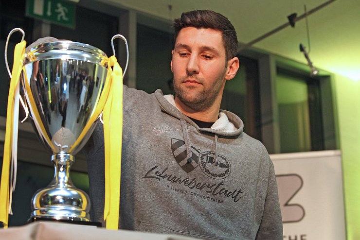 Stargast Stephan Salger zieht die Paarungen der Männermannschaften des LZ-Cups. - © Vera Gerstendorf-Welle