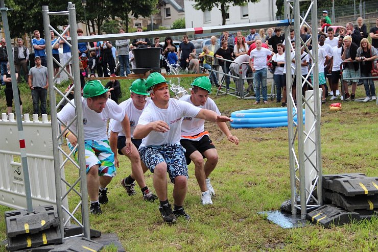 Dusche von oben: Vor den Augen zahlreicher Zuschauer balanciert das Noack-Team beim Hafenfest in Schötmar gemeinsam einen Eimer Wasser. 
FOTO: STORK - © Heidi Stork