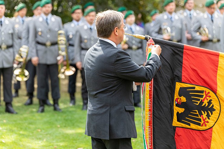 Ministerpräsident verleiht auf dem Schloßplatz der Panzerbrigade 21 „Lipperland“ der Bundeswehr das Fahnenband des Landes Nordrhein-Westfalen. - © Jannik Stodiek
