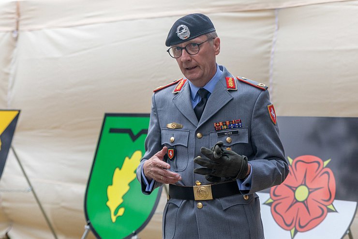 Ministerpräsident verleiht auf dem Schloßplatz der Panzerbrigade 21 „Lipperland“ der Bundeswehr das Fahnenband des Landes Nordrhein-Westfalen. - © Jannik Stodiek