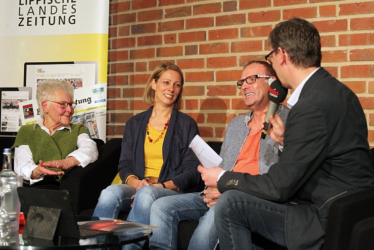 von (links) Fallschirmspringerin Annelies Schäfermann sowie Stefanie und Andreas Graßl, die einen Brand in Dörentrup gelöscht haben. - © Bernhard Preuss