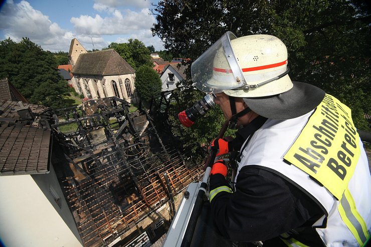 Michael Pohlmann, stellvertretender Chef der Freiwilligen Feuerwehr Kalletal, schaut sich das Ausmass des Schadens von oben an. - &copy; Foto: Scherzer