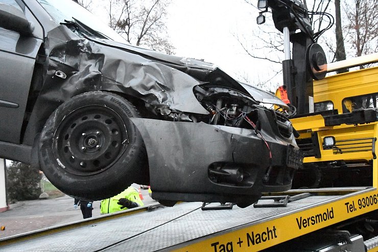 Die Fahrerin eine Kia aus Gütersloh hatte die Vorfahrt eines Golf missachtet, die Busfahrerin eines Versmolder Unternehmens konnte nicht mehr rechtzeitig bremsen. - © Andreas Eickhoff