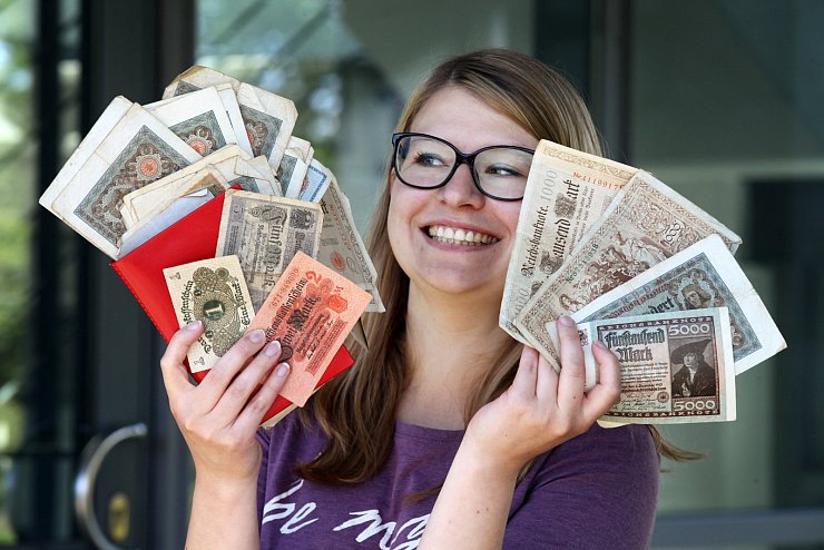 Zwei Hände voller Geld: LZ-Volontärin Freya Köhring hält ein vermeintliches kleines Vermögen hoch. Leider, leider sind die alten Scheine, die sie auf dem Dachboden gefunden hat, längst nichts mehr wert. - © Bernhard Preuß