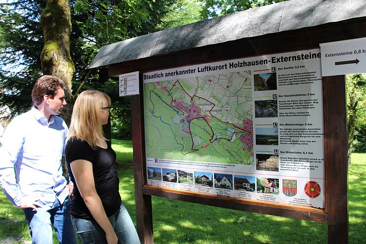 Alles auf einem Blick: Wanderplan am Parkplatz Sportplatz Holzhausen-Externsteine. - © Freya Köhring