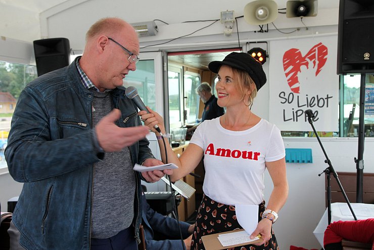 So liebt Lippe: LZ-Geschäftsführer Ralf Freitag erklärt Julia Ures im Interview die Geschichte der Reihe. - © Bernhard Preuss