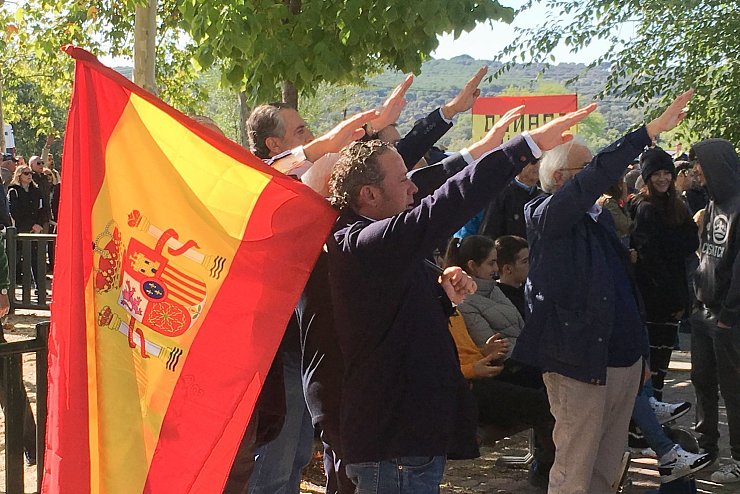 Franco-Anhänger - © Foto: Emilio Rappold/dpa