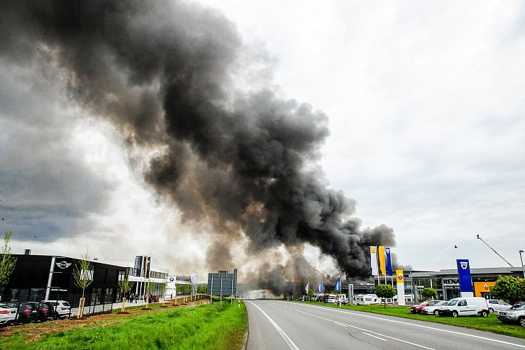 Bei einem Großbrand am Ostring in Bielefeld... - © Foto: Christian Mathiesen