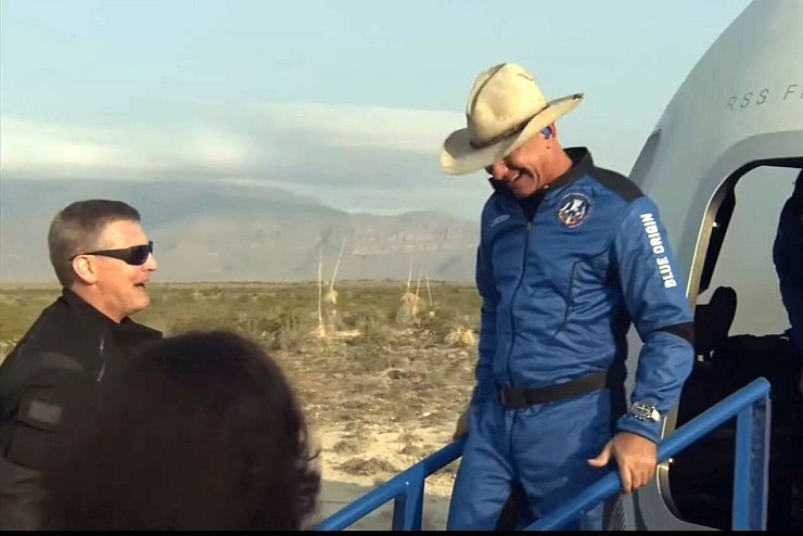 Weltraum-Flug von Amazon-Gründer Jeff Bezos - © Foto: -/Blue Origin/AP/dpa