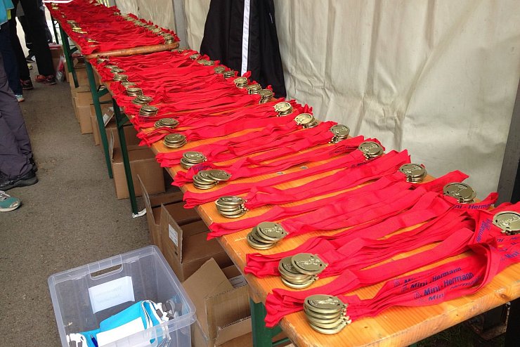 Richtiges Aprilwetter erlebten L&auml;ufer und Zuschauer im Zielbereich des 45. Hermannslaufs an der Sparrenburg. - &copy; Anneke Quasdorf