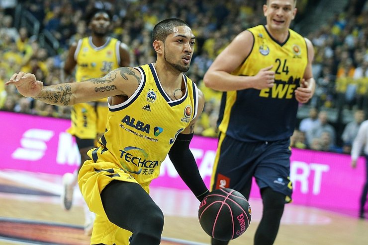 Im Dribbling - &copy; Foto: Andreas Gora/dpa