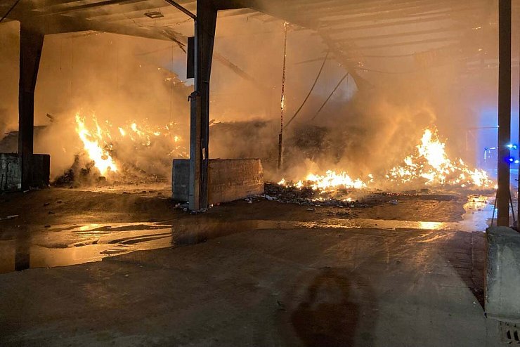 Ein Teil der Halle ist durch das Feuer eingestürzt. - © Polizei Lippe