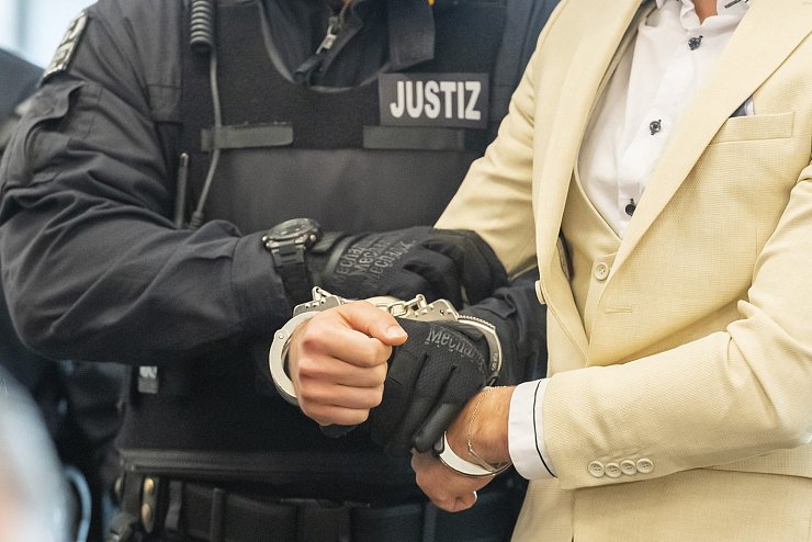 Im Gerichtssaal - © Foto: Matthias Rietschel