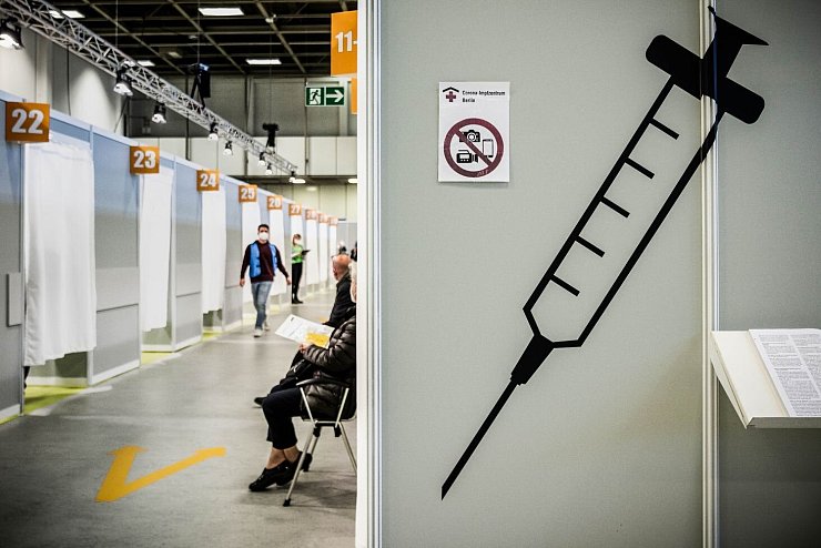 Corona-Impfungen - &copy; Foto: Michael Kappeler/dpa