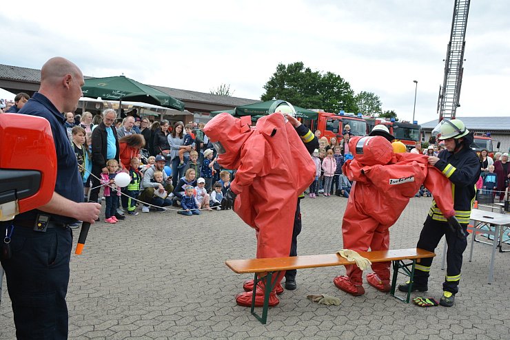 Fahrzeugschau, Olympiade, Hüpfburg, Schau, Puppentheater, Erbsensuppe und zahlreiche Besucher. - © Karin Prignitz