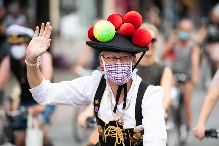 Verkleideter Mann beim CSD in Hamburg - &copy; Foto: Daniel Reinhardt/dpa
