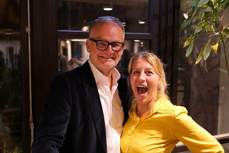 Hart aber Pawellek: Frank Plasberg und seine Frau Anne Gesthuysen plaudern mit Louis Pawellek im Kurtheater. - © Thomas Krügler