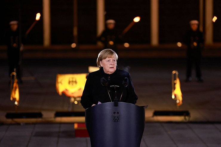 Gro&szlig;er Zapfenstreich f&uuml;r Merkel - &copy; Foto: Odd Andersen/AFP POOL/dpa