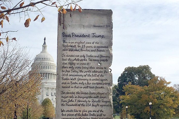 Mauerst&uuml;ck f&uuml;r Trump - &copy; Foto: --/Initiative Offene Gesellschaft/dpa