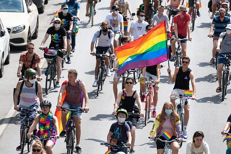 Regenbogenfahne beim CSD in Hamburg - &copy; Foto: Daniel Reinhardt/dpa