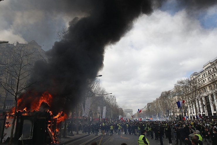 Champs-&Eacute;lys&eacute;es - &copy; Foto: Christophe Ena/AP/dpa