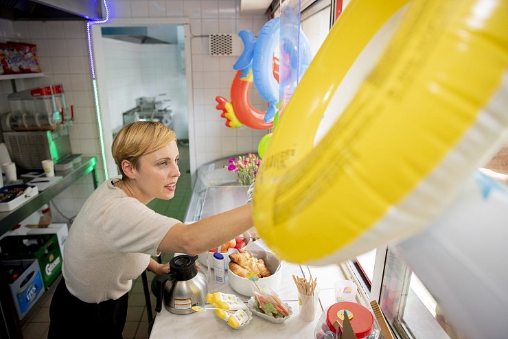 Pommes-Hei&szlig;hunger im Freibad - &copy; Foto: Christoph Soeder/dpa