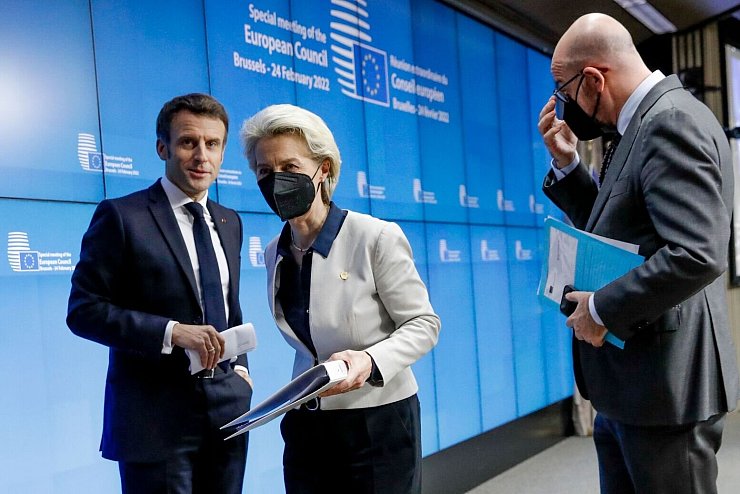 - &copy; Olivier Hoslet/Pool EPA via AP/dpa