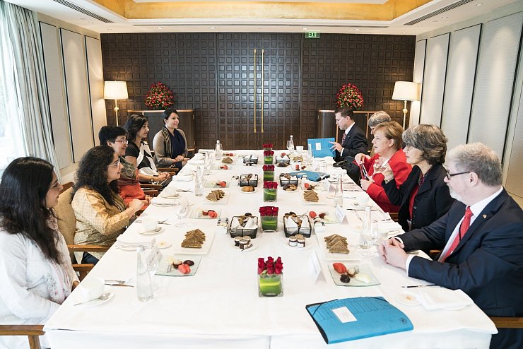 Austausch - &copy; Foto: Steffen Kugler/Bundesregierung/dpa