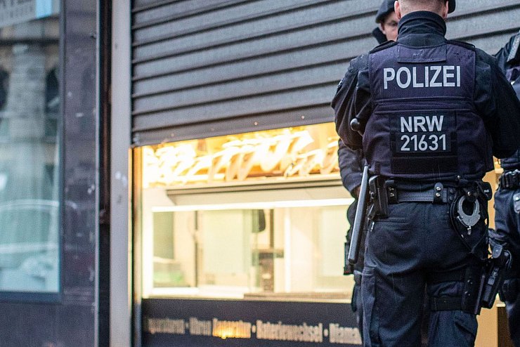 Razzia in Duisburg - &copy; Foto: Christoph Reichwein/dpa