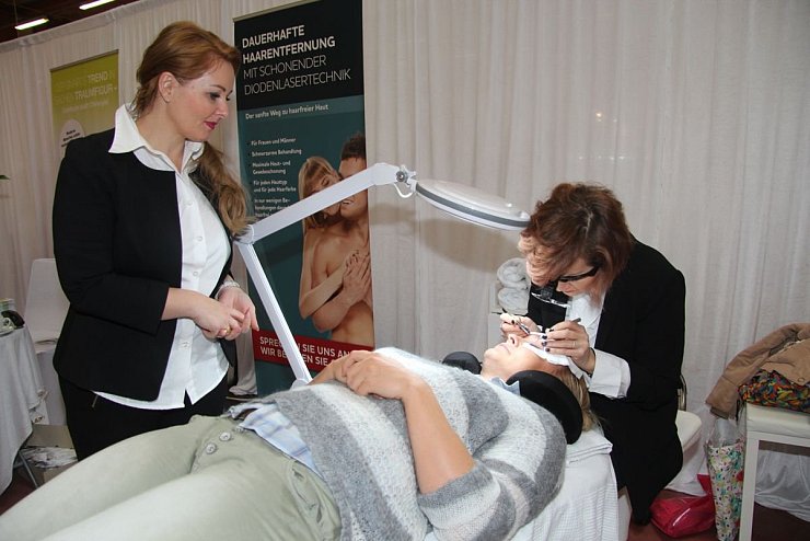 Feinarbeit: Ina Speitel und Lena Wormsbecher (Beauty Time Leopoldshöhe) machen Olga Scharko schöne Augen. - © Dieter Asbrock