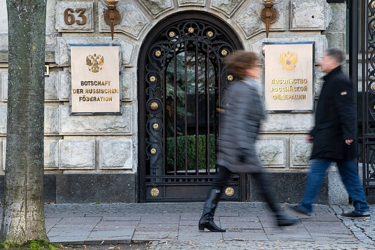 Russische Botschaft in Berlin - &copy; Foto: Bernd von Jutrczenka/dpa