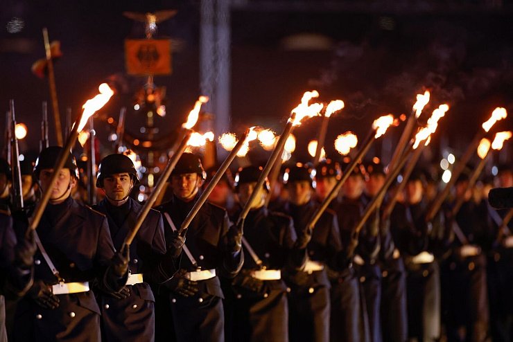 Gro&szlig;er Zapfenstreich - &copy; Foto: Odd Andersen/AFP POOL/dpa