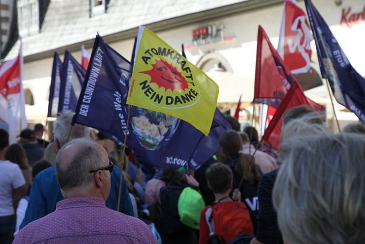 Klima retten: Rund 2000 Menschen gehen in Detmold bei der bislang größten "Fridays for Future"-Demo auf die Straße. - © Bernhard Preuss
