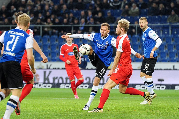Gelungenes Trainer-Debüt: Im ersten Spiel von Jürgen Kramny schlägt der DSC Arminia Bielefeld den 1. FC Heidenheim in der Schüco-Arena mit 2:1. - © Christian Weische