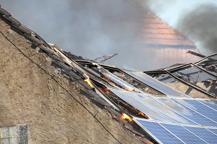 Großbrand: Auf einem landwirtschaftlichen Gut in Bredenborn ist ein Feuer ausgebrochen. - © Madita Schellenberg